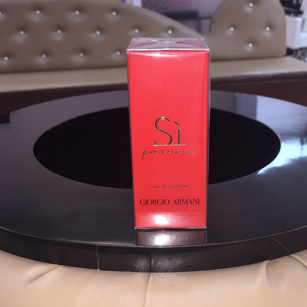 Sì Passione Eau de Parfum & Cosmetics Pouch